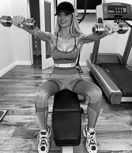 ワークアウト オンリーファンズ 無料裸 画像