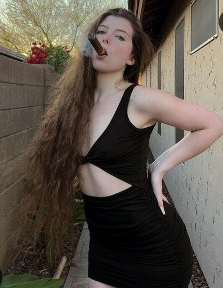 Elizabeth Finis スター ヌード 写真