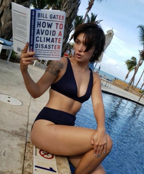 Daniella Pineda 写真集