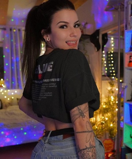 Ayliner 完璧なポルノスター 画像