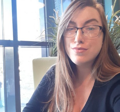 ビキニプリンセスオンリーファンズ ヌード 画像