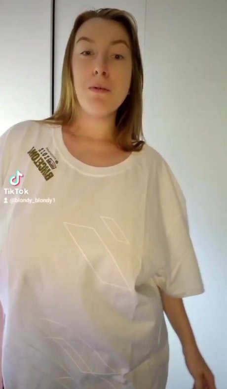 小さいチンポのシーメールオンリーファンズ 美しい 写真