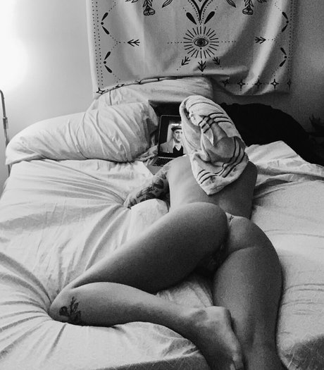 成熟したラテン系オンリーファンズ セクシー裸 画像