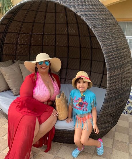 巨乳ストリップオンリーファンズ 美しい 写真