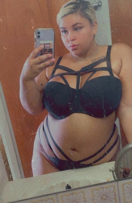 ティックトックスター オンリーファンズ ポルノ 写真