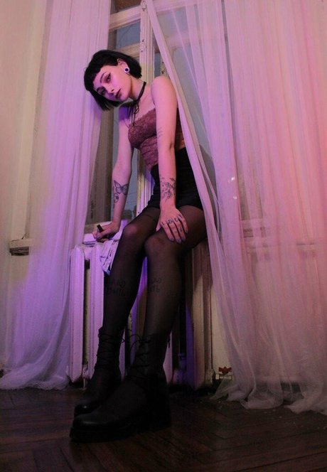 尖ったおっぱいオンリーファンズ セクシー 写真