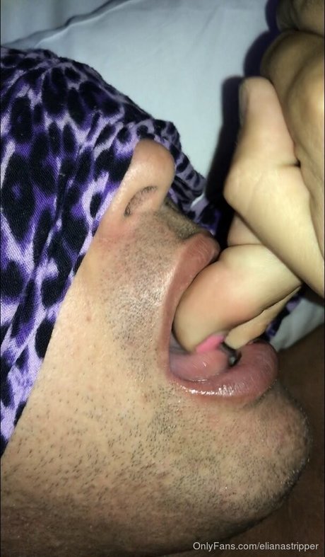 パイズリ オンリーファンズ エロチック 写真