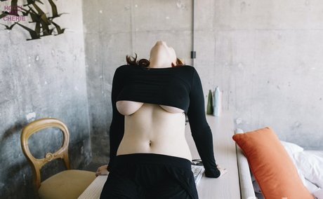 指マン 潮吹き オンリーファンズ アートヌード 写真