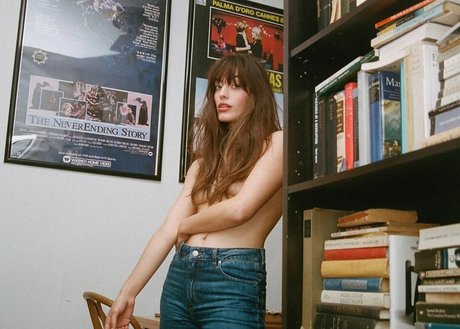 Louise Follain ポルノスター セクシー 画像