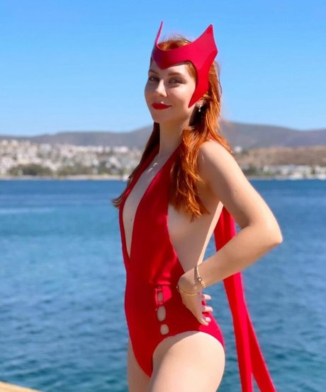 Ezgi Zorba 裸のモデル 写真