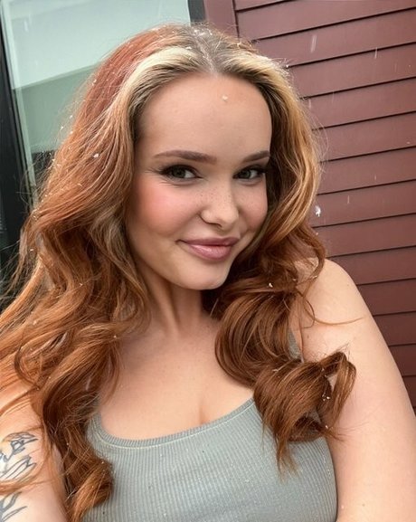 オイルを塗った巨乳オンリーファンズ セクシーヌード 画像