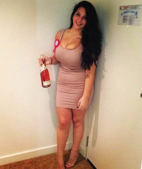 Masha DeSales ヌードスター 写真