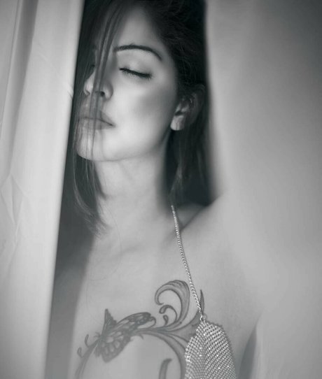 Zareen Zoya Khan ヌード女優 写真