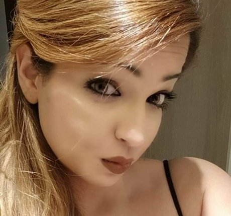 Zareen Zoya Khan 美しいスター 写真