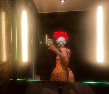 指マン 潮吹き オンリーファンズ ホットポルノ 画像