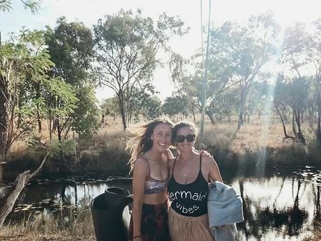 お尻を広げるオンリーファンズ アートポルノ 画像