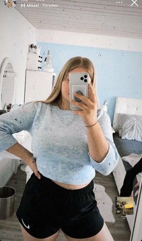 レズビアン乱交オンリーファンズ 無料セックス 画像