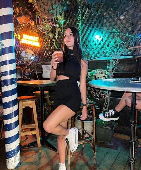 Sara Avni アートスター 写真