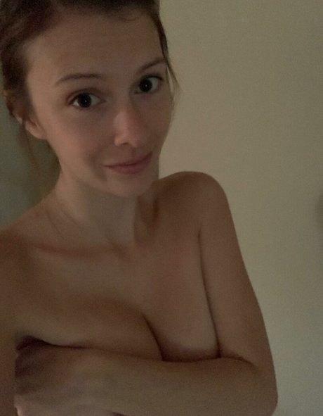 セクシーなブルネットのオンリーファンズ セクシーヌード 画像