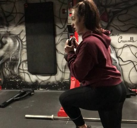 曲線美のブロンドオンリーファンズ HD ギャラリー