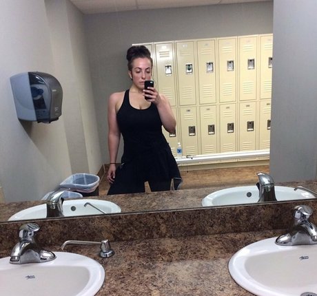 ニューハーフの乗馬オンリーファンズ 無料セクシー 写真