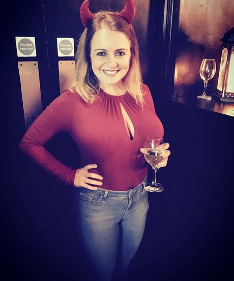 小さいチンポのシーメールオンリーファンズ セックス 写真