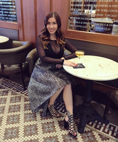 巨乳ストリップオンリーファンズ アートヌード ギャラリー