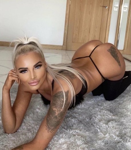 Natasha Cheri 完璧なモデル 画像