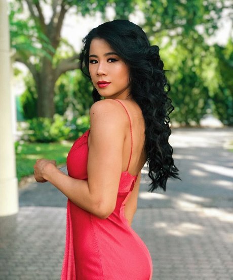 Leah Lewis 高品質のスター ギャラリー