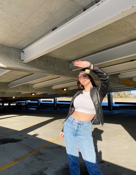 お尻を広げるオンリーファンズ 美しいヌード 写真