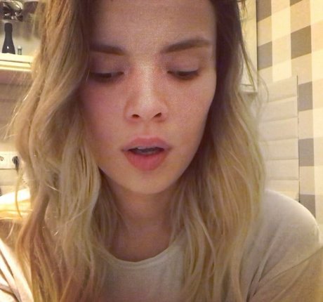 金髪の筋肉オンリーファンズ セクシー裸 画像