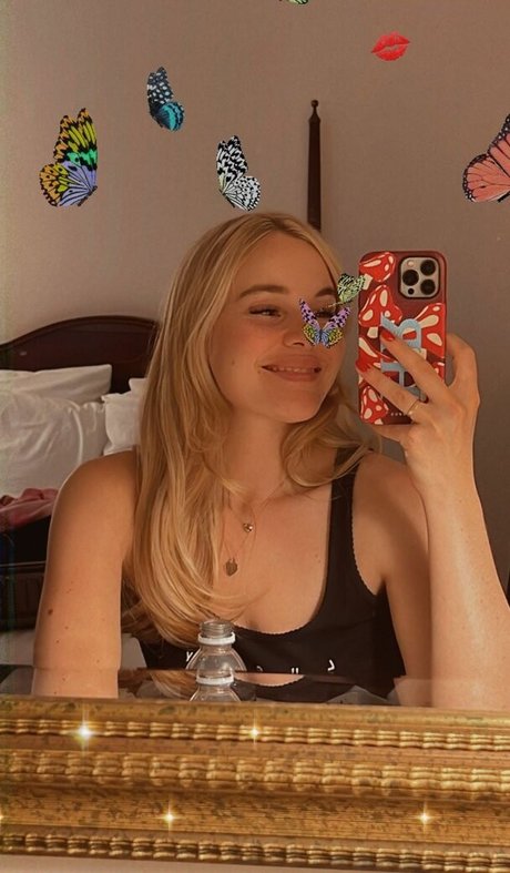 Holly Ramsay ヌードモデル アーカイブ