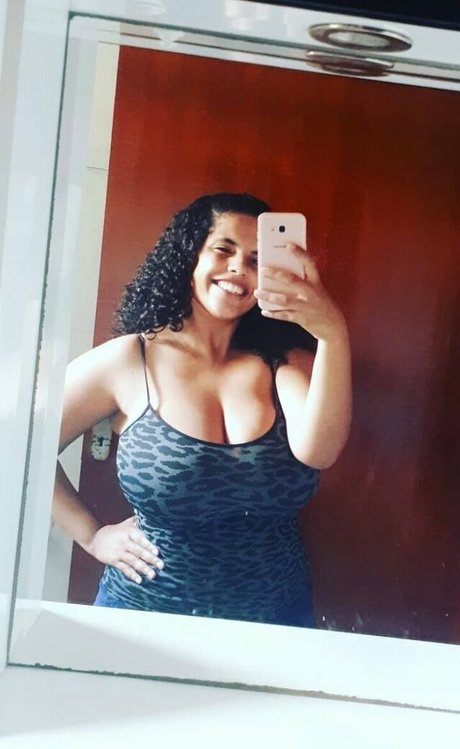 小さなおっぱいオンリーファンズ えろ 写真