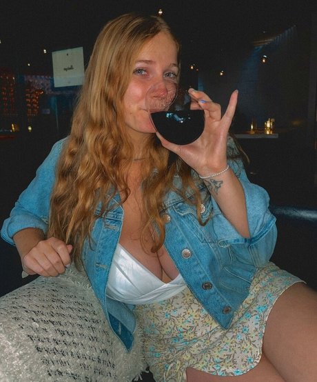 巨乳ランジェリーオンリーファンズ ポルノ 画像