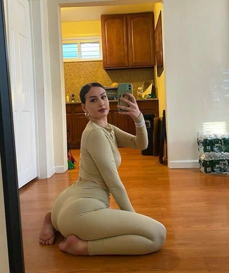 Albanianbarbie ヌード女優 画像