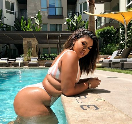 Alexus Danisha 完璧な女優 画像