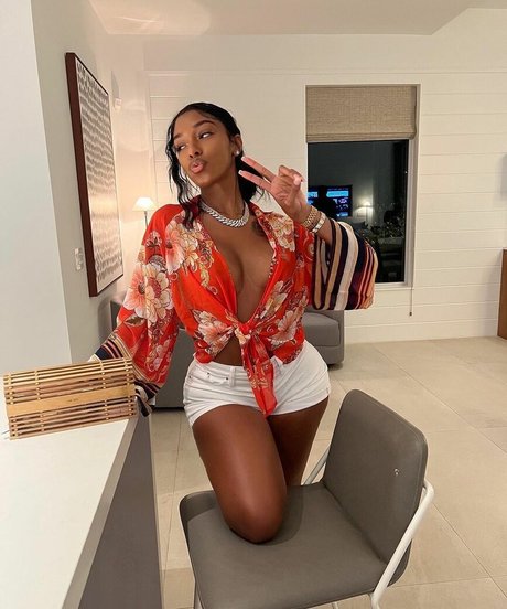 黒髪の熟女オンリーファンズ ホットヌード 画像