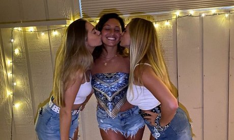 曲線美の美女オンリーファンズ ポルノ 写真