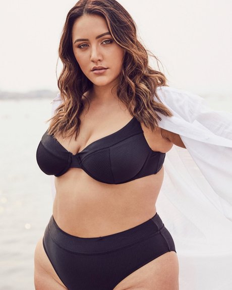 Yasmine MInovski ポルノ女優 写真