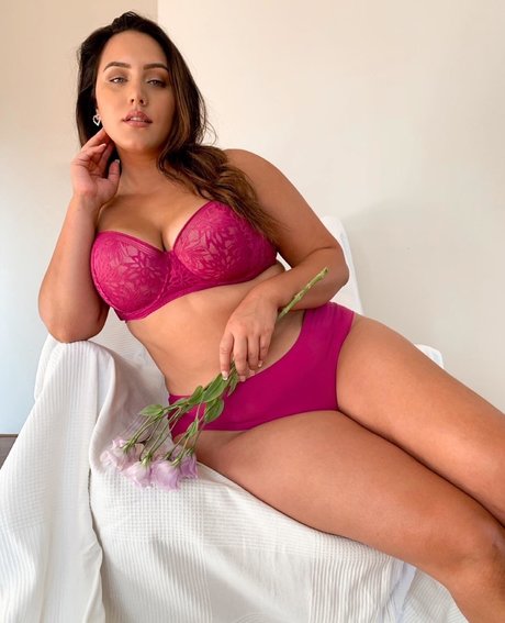 Yasmine MInovski 独占モデル ギャラリー