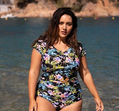 Yasmine MInovski ヌードスター 画像