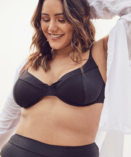 バン・オンリーファンズ 無料ポルノ 画像