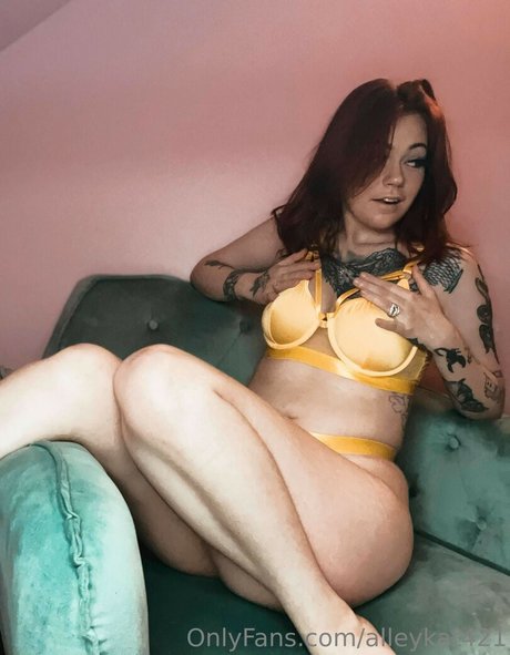 かわいいブロンドのオンリーファンズ 美しいヌード 写真