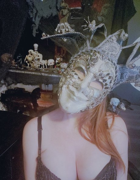 トランス熟女オンリーファンズ アートヌード 写真