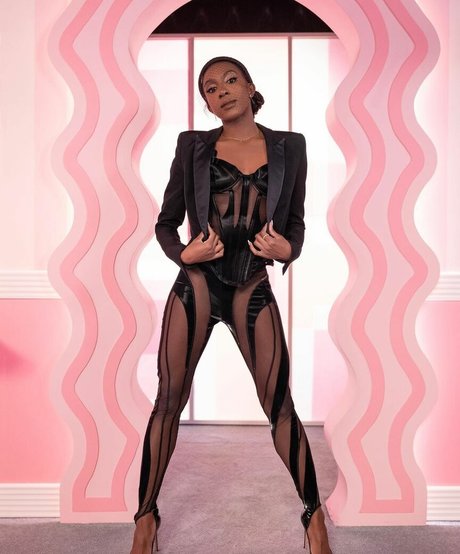 アナルファックオンリーファンズ 無料ヌード 画像