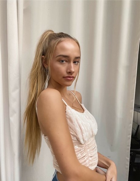 Mia Mastrov 高品質モデル 写真