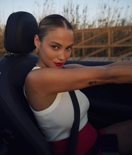 Rose Bertram スター ヌード 写真