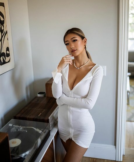 大学のアジア人オンリーファンズ アート裸 画像