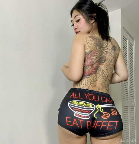 オイルを塗った巨乳オンリーファンズ ホットセックス 写真