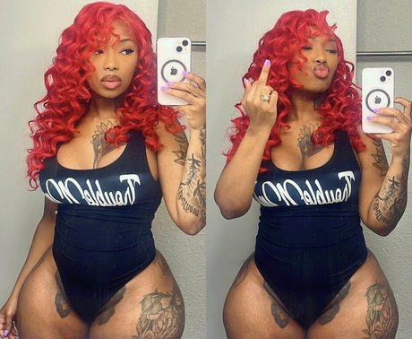 ストリップショー オンリーファンズ セクシー裸 写真